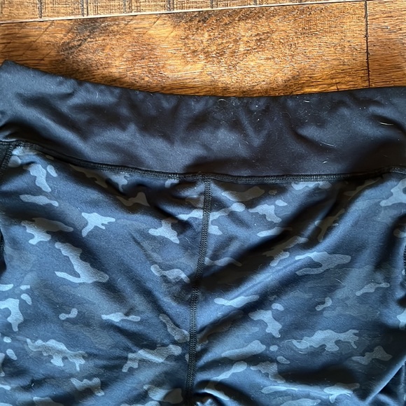 Threads 4 Thought grey/black Camo print leggings - Picture 3 of 3